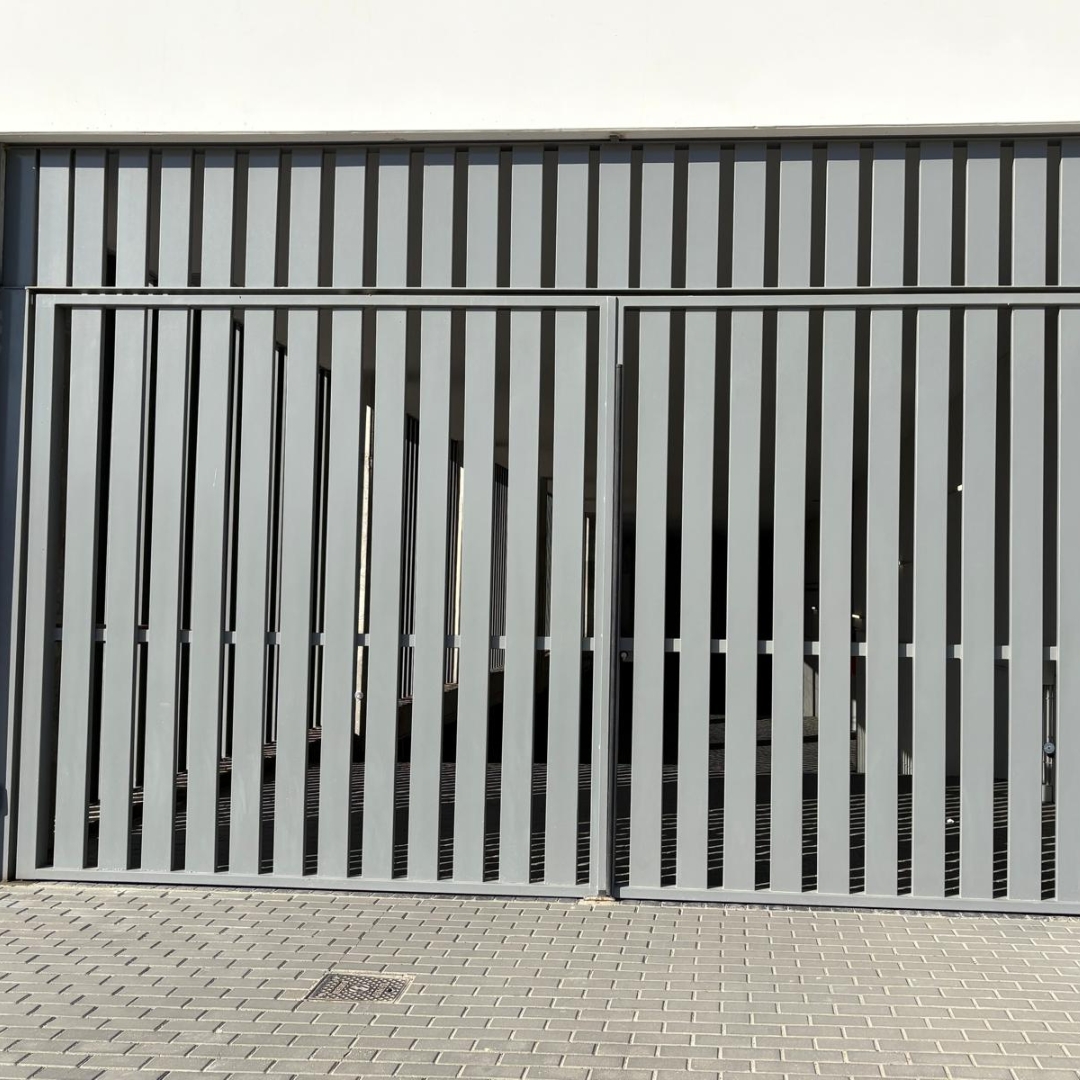 elevan puerta doble batiente reja gris clara