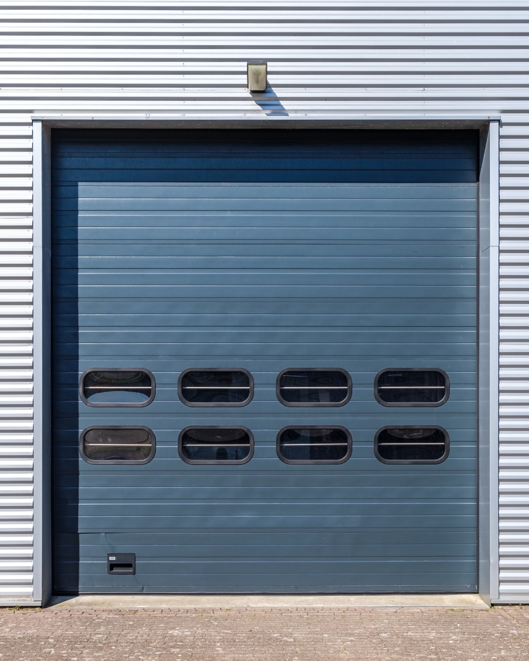 puerta seccional industrial elevan azul