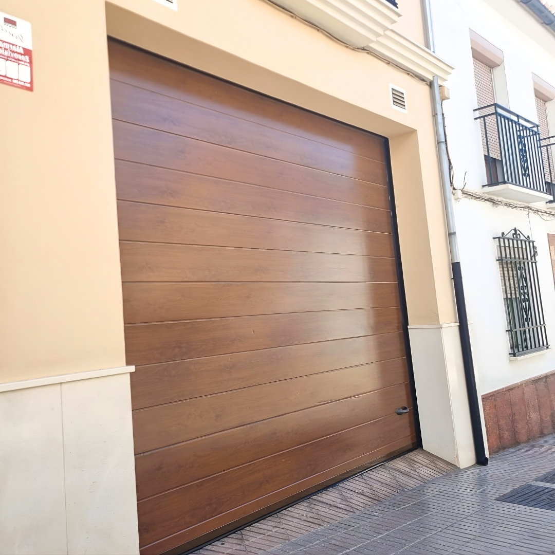 elevan puerta seccional monolinea madera oscura