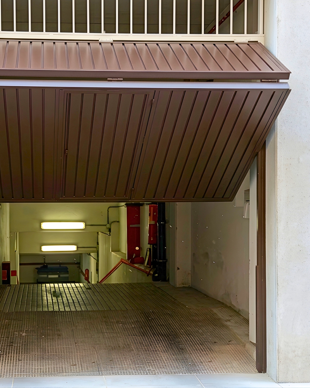 Puerta basculante para garajes en sevilla