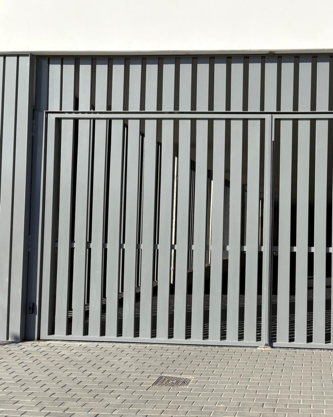 puerta batiente doble reja elevan