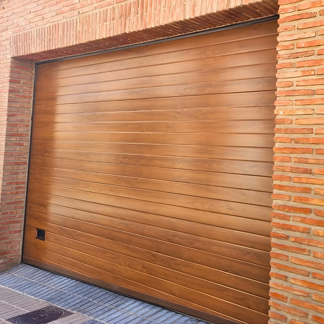 elevan puerta seccional madera clara